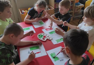 Dzieci malują flagę Włoch.